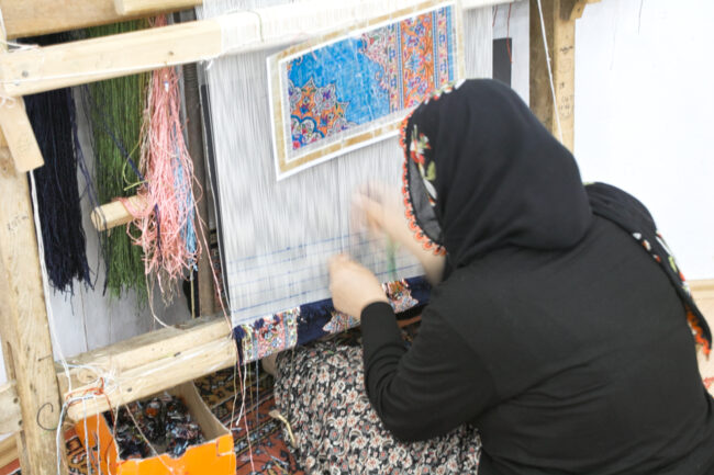 絨毯を編む女性