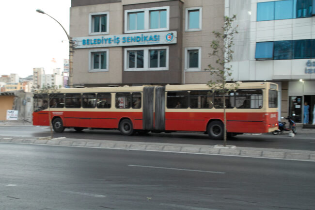 中央が蛇腹で連結されているバス。