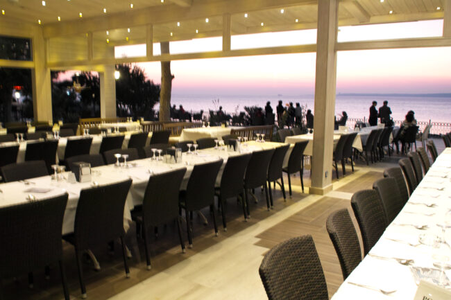 エーゲ海に面したイリスホテルのレストラン
