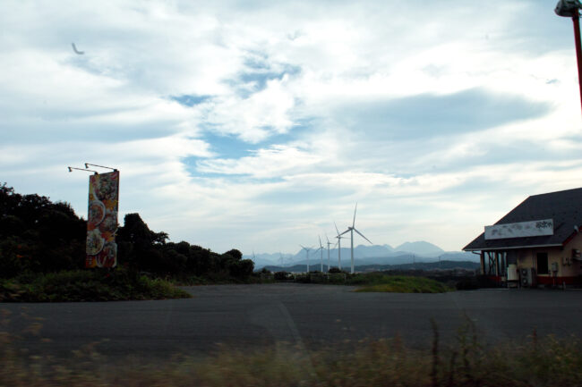 高速を降りると大きな風車が。