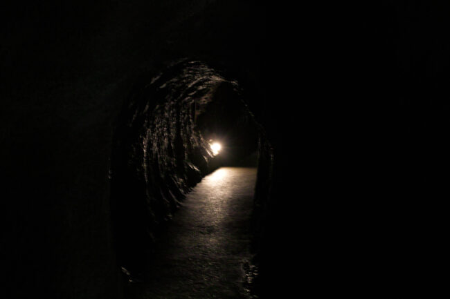 龍源寺間歩の内部。鍾乳洞のような道が続いています。