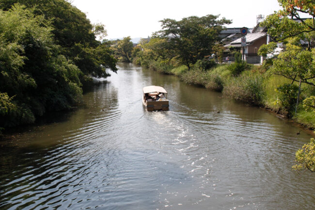 松江城から塩見縄手へ渡る橋から見えた小舟。
